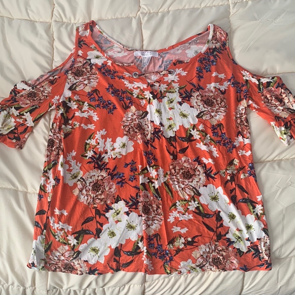 Cute lightweight cold shoulder top from Venus/lascana. Sz large.